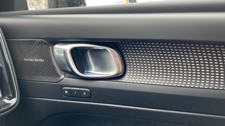 Volvo XC40 2.0 B4P Ultimate Dark 5dr Auto Petrol Estate